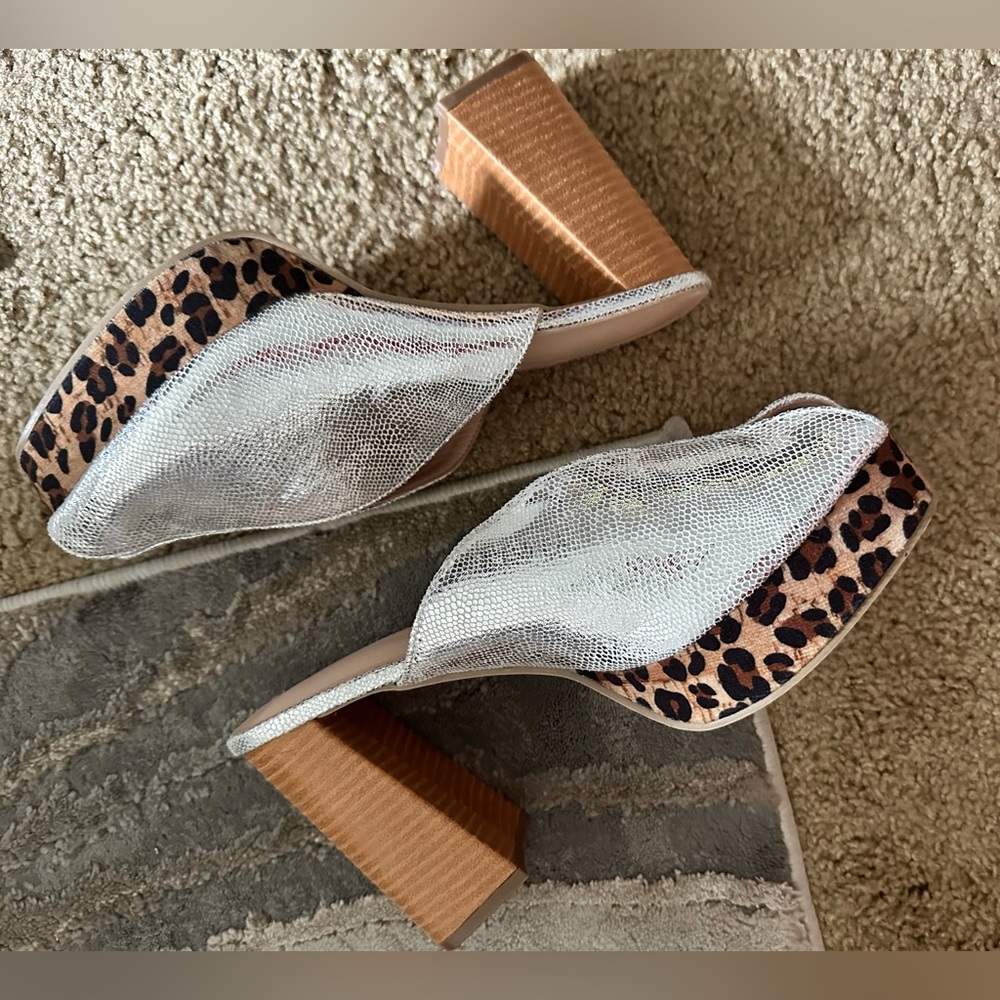 Very trendy, original, fun and stylish platform sandal!